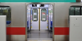 【理不尽？】いい感じになってた人と電車に乗ったら、私を他の乗客から守ろうと腕を伸ばして必死に踏ん張る姿がガラス越しに見えて…なんか無理だった