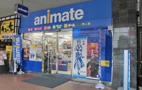 【画像】アニメイト池袋で女子小学生をナンパする全身プロテクターおじさんが出現してしまう・・・