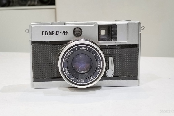 オリンパス 買えれ OLYMPUS-PEN EED ハーフサイズフィルムカメラ