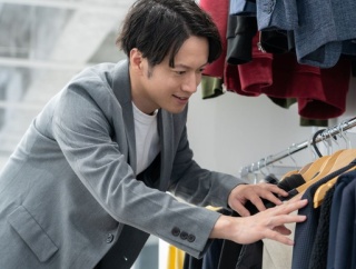 【ファッション】「ダサい中年男性」だけが今も続けている“時代遅れなファッション”ワースト3