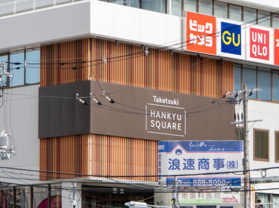 高槻阪急スクエアにカプセルトイ専門店「#C-pla」がオープンしてる。平日でも行列できてた