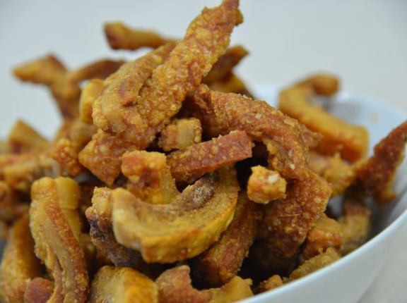 イギリス「お前らの国では揚げた豚の皮って食べられてるか？」