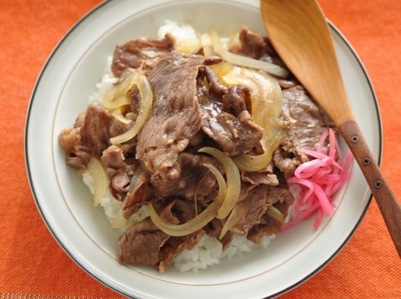 動画レシピ【アメリカンビーフで！レンジでコク旨牛丼】と昨日は厚切りポークでトンカツ定食
