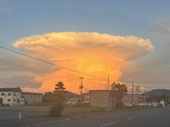 外国人「北海道に住んでるけどこんな奇妙な雲が出ていた・・・」