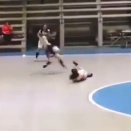 もしかしてふざけてらっしゃる？フットサルの試合で次々とこける選手たち。海外の反応