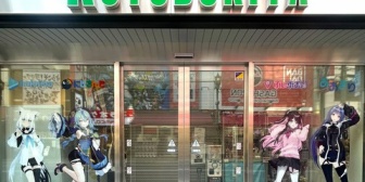 【VTuber】コトブキヤなんば「本日から入口が珠乃井ナナさん、花芽なずなさん、白上フブキ さん、エトラさんのラッピングになりました」