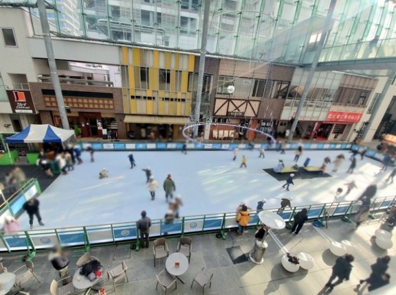 冬の富山のマチナカ風物詩！総曲輪『グランドプラザ』でスケートリンク『エコリンク2025』開催！12月13日～1月12日。
