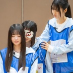 【日向坂46】大野愛実に興奮した高井俐香さん、タックルで阻止される