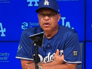 ロバーツ監督、大谷『外野も守ります』提案に「意欲があるのは非常に立派。だが現実的かと言うと…」