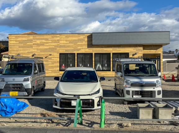 府道133号線ぞい鮎川につくってる「モスバーガー」の外観ができてきてる。3月下旬オープン予定