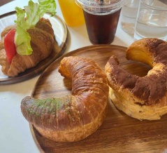 石川県金沢市田上本町にオープンした『下町の時計台 街角クロワッサン ベーカリーカフェ』で『三日月ティラミス』のクロワッサンなどいろいろ食べてみた。