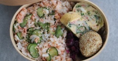 冷たいのが美味しい鮭ときゅうりの混ぜ寿司弁当