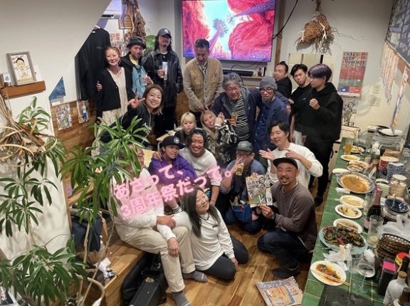 あさって11/9(にちようび)14:00から。平町の猫煮干が3周年祭やるって。記念のオリジナルジンもたのしみ。(沼津市平町)