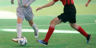 【相談】大学のフットサルサークルで知り合った彼女と付き合ってるんですがそのサークルの後輩が何かにつけて俺のことを彼女に報告してるようで…