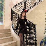 『[イコラブ] 大谷映美里、オフショルワンピで美脚＆デコルテ見せ ミニー風ブラックコーデが話題』の画像