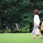 母子家庭「健康で文化的な生活送るためには月３０万円必要」