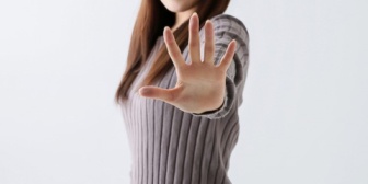 毒親を中々切れなかったんだけど、ある日目が覚めてすっぱりと帰省を辞めた。すると父から「お母さんの言動にはお父さんが責任を持つから帰省して」とメールが