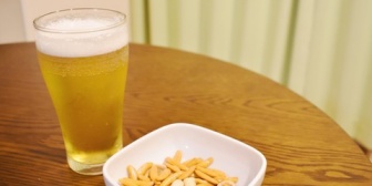 【ほっこり】柿ピーをつまみに晩酌していると娘(2歳)が近づいてきて…