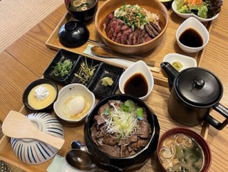 どっちも食べたい！期間限定牛ひつまぶしvs定番人気ステーキ丼！「黒べぇさん」