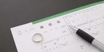 旦那と姑が原因で幼馴染のAがリコン。幼かったA息子は癇癪が強い子だったらしく、Aも旦那も養育拒否→A息子が成人したので二人で会うことになったが…