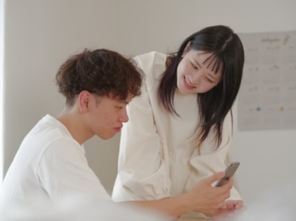 【謎】若い女、ワイと同じ洗剤で洗ってるのに服がいい匂いになる…