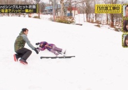【乃木坂46】うそん・・・齋藤飛鳥を助けた菊池氏になぜかお尻タッチ疑惑が浮上ｗｗｗ※gifあり