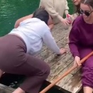 【海外の反応】ピクニックテーブルにタンクを付けて湖に浮かべた猛者が現る　「ボートなんて買う必要ない」「これはもうボートだろ」