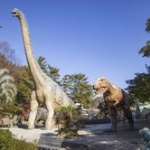 【動画】子ども3人組、総額1億円の恐竜モニュメントを何度もキックし破壊　犯行の一部始終