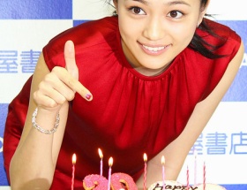 川口春奈、3rd写真集で下着姿も披露