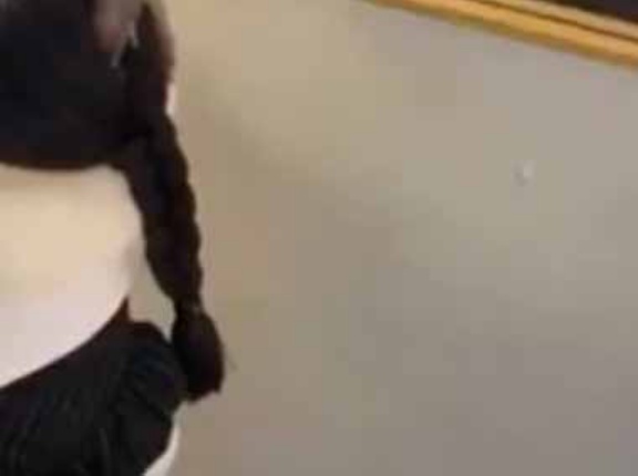 彼女がコスプレをした。あの映画のあの子そっくりだ！ → 本人は納得していないようです…