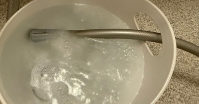 シャワーヘッドのつけ置き掃除｜重曹とクエン酸で年末の水垢を簡単リセット