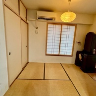 散らかった部屋に慣れるか、整った部屋に慣れるか