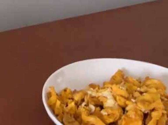 お母さんがテーブルの上におかずを置いた。ゴハンを食べる人は手を上げて♪ → カレは無言でアピールです…