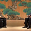 日本の伝統と文化を踏みにじる元首相と元秘書官!! 能舞台にソファと土足!! お二人は違和感を持たれなかったのか??