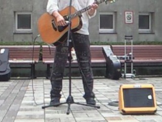 ギターをハードケースに入れてカブで運ぶ