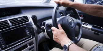 妻を車に乗せているといろいろ言われてうるさい。「後ろが迫ってるからもっとスピード出して！」とか、「今の右折入れたでしょ？」とか。