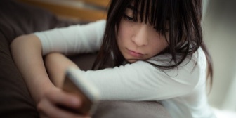 お互いの結婚式にスピーチするくらい仲の良かった親友といきなり連絡がつかなくなった。他の友人は連絡ついているみたいで落ち込んでいます…