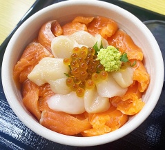 オープン記念でホタテとサーモン丼が500円！はこだて自由市場「北のうまいもん食堂 わっしょい！」