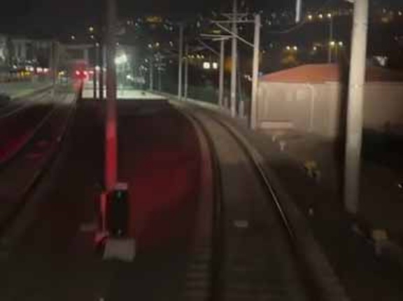 【海外】 列車が夜の駅に近づいた。ホームの端には何かがいる → いつもの風景はこちらです…