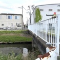 沼川にかかる生活道路みたいな小さな橋、気づいたら通行止めになってた。 （沼津市原）