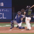 藤浪、内山の背中を通過する大暴投