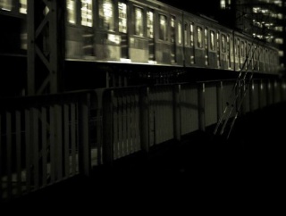 嘘のような霊体験：夜中に電車音が響き、目を開けた瞬間に見た信じ難い光景