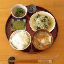 もやしとほうれん草の炒め物、納豆、焼海苔、塩昆布