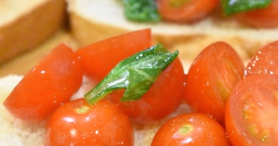 間違いない味♪トマトとバジルのブルスケッタ