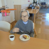 『素敵な誕生会のひととき – 笑顔あふれるケーキタイム』の画像