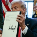 ドーン!トランプ大統領、歴史的な大統領令に署名:米国内での秘密バイオラボ、フランケンシュタイン科学、ファウチの嘘、パンデミック実験はもう許されない【動画】