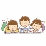 『【クリップアート】床に寝そべる子どもたちのイラスト』の画像