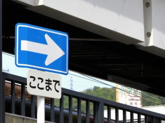 「一方通行」3回逆走し事故、きっかけは原付バイクで二段階右折せずパトカーの追跡を振り切るためか