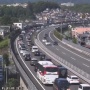 【動画】高速道路がGWの影響で渋滞の中、とんでもないところを爆走するミニバンがライブカメラに映っていた…