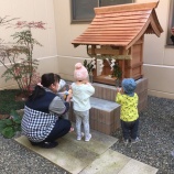 『祠にちっちゃい参拝者🎵』の画像